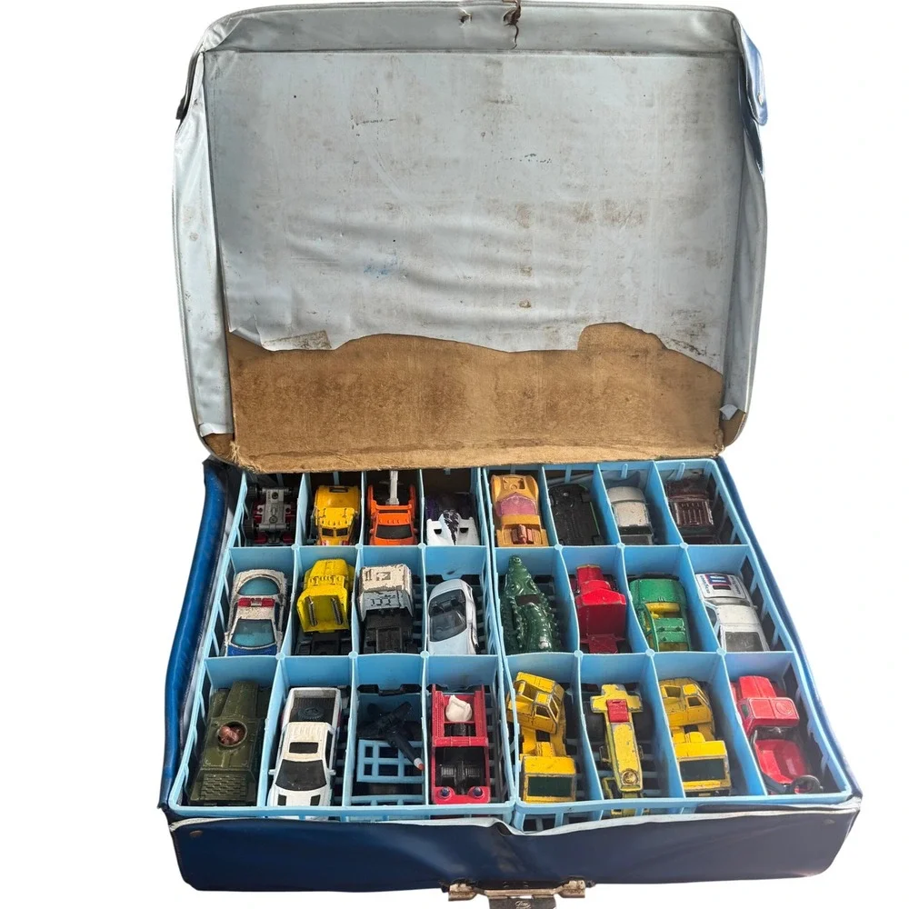 Vintage 1968 Matchbox Lesney Collector Case Blue Vinyl with 24 Diecast Cars Lot